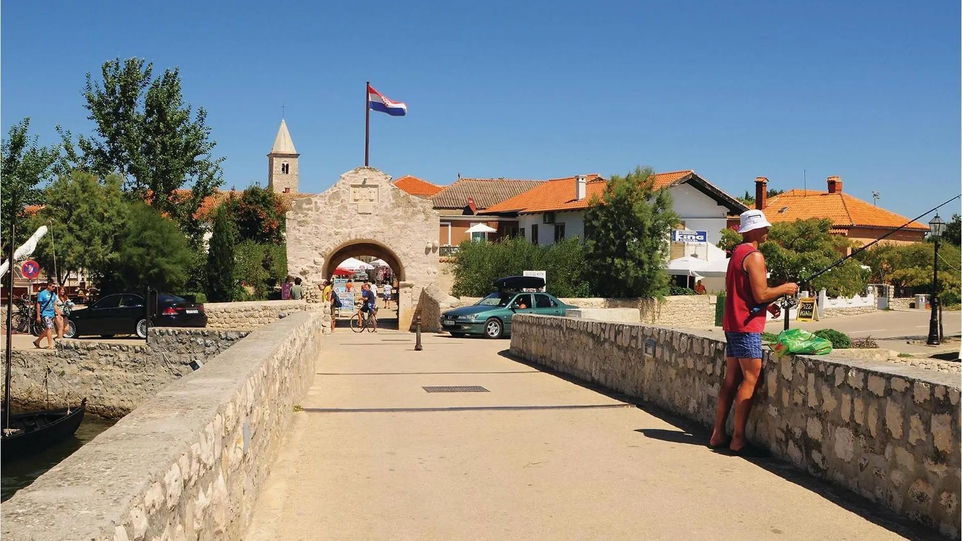 2 Bedroom Cozy Apartment In Nin 0*,